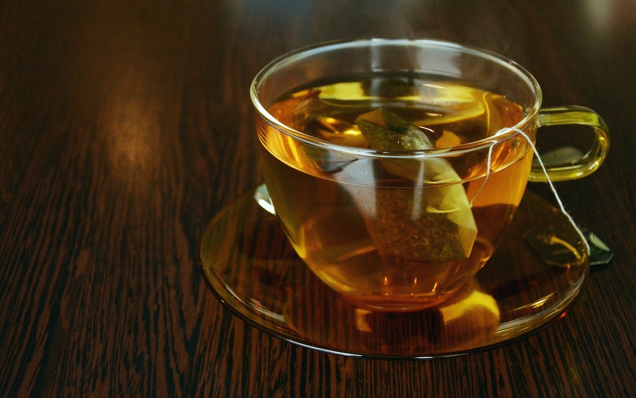 Bustine non sbiancate, filtri biodegradabili, materiali sicuri per ambiente e salute: come scegliere il tè in bustine